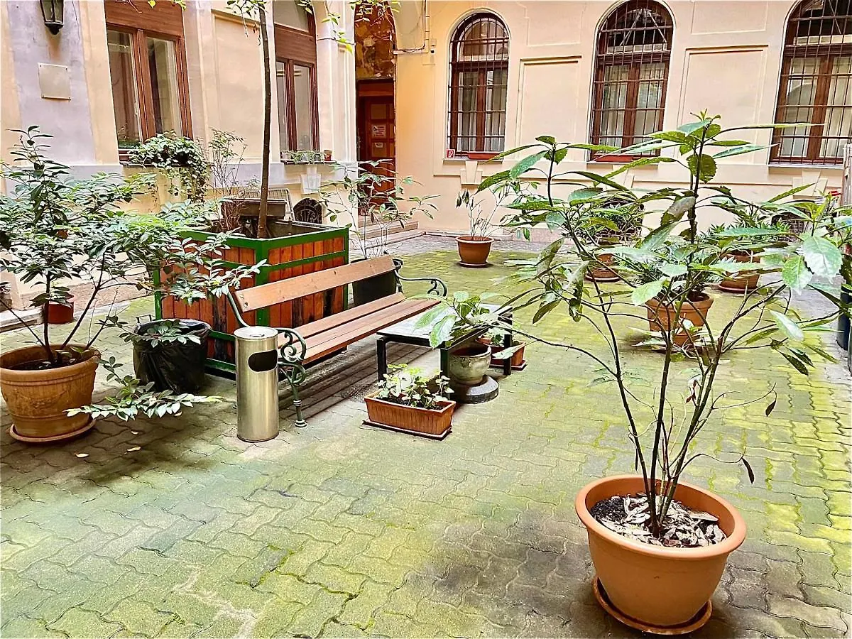 Central Vintage Residency - Balcony & Ac Apartment